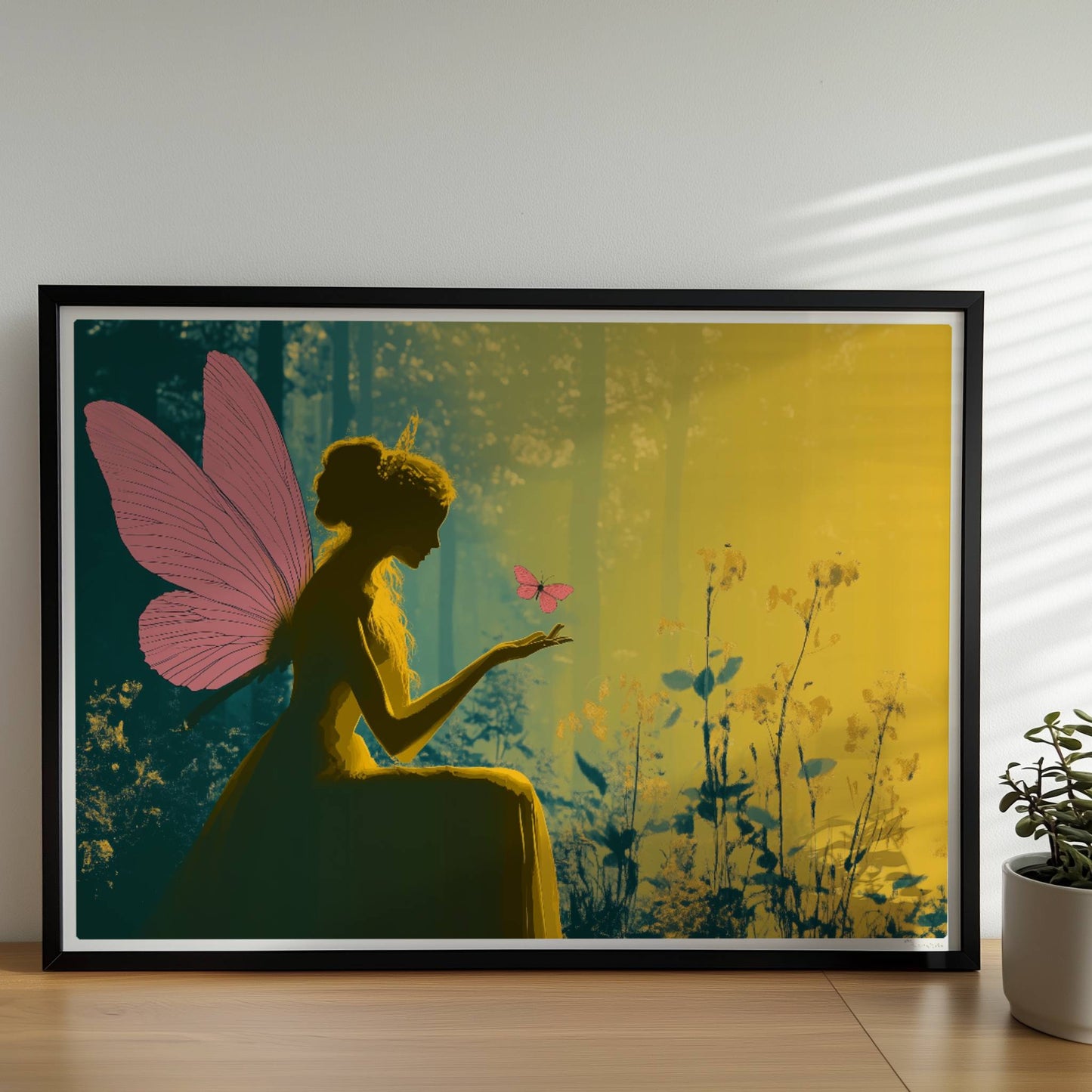 Fee mit rosa Schmetterlingsflügeln sitzt verträumt im sonnendurchfluteten Märchenwald, ein rosa Schmetterling landet auf ihrer Hand, umgeben von Blumen.. Rahmen schwarz 70x50