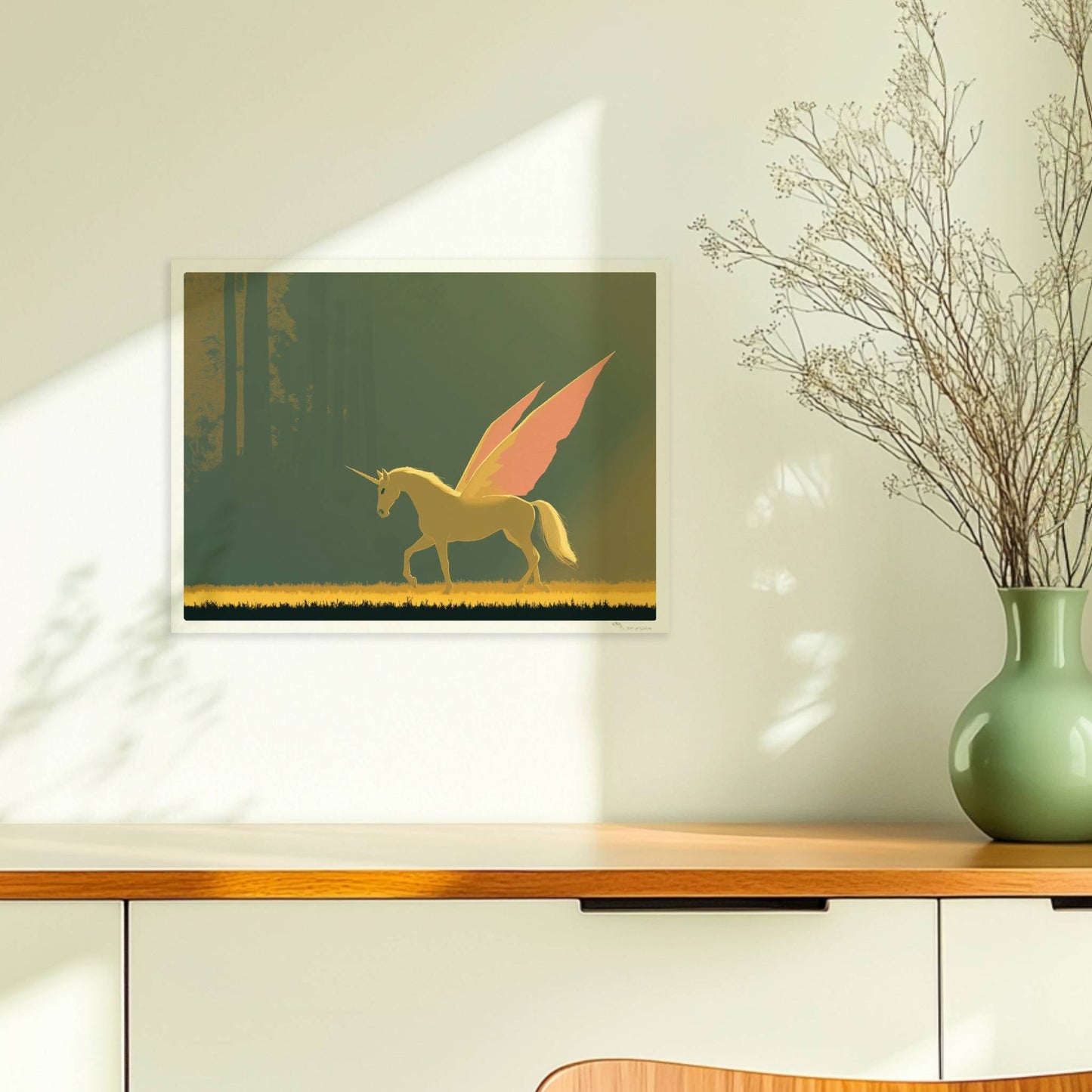 Einhorn mit rosa Schmetterlingsflügeln galoppiert anmutig durch einen sonnigen, mystischen Wald.. Ohne Rahmen 40x30