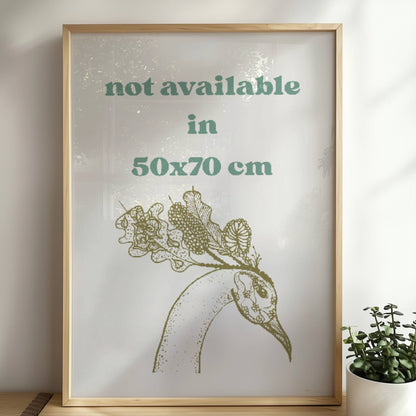 Einhorn mit rosa Schmetterlingsflügeln galoppiert anmutig durch einen sonnigen, mystischen Wald.. Rahmen natur 50x70