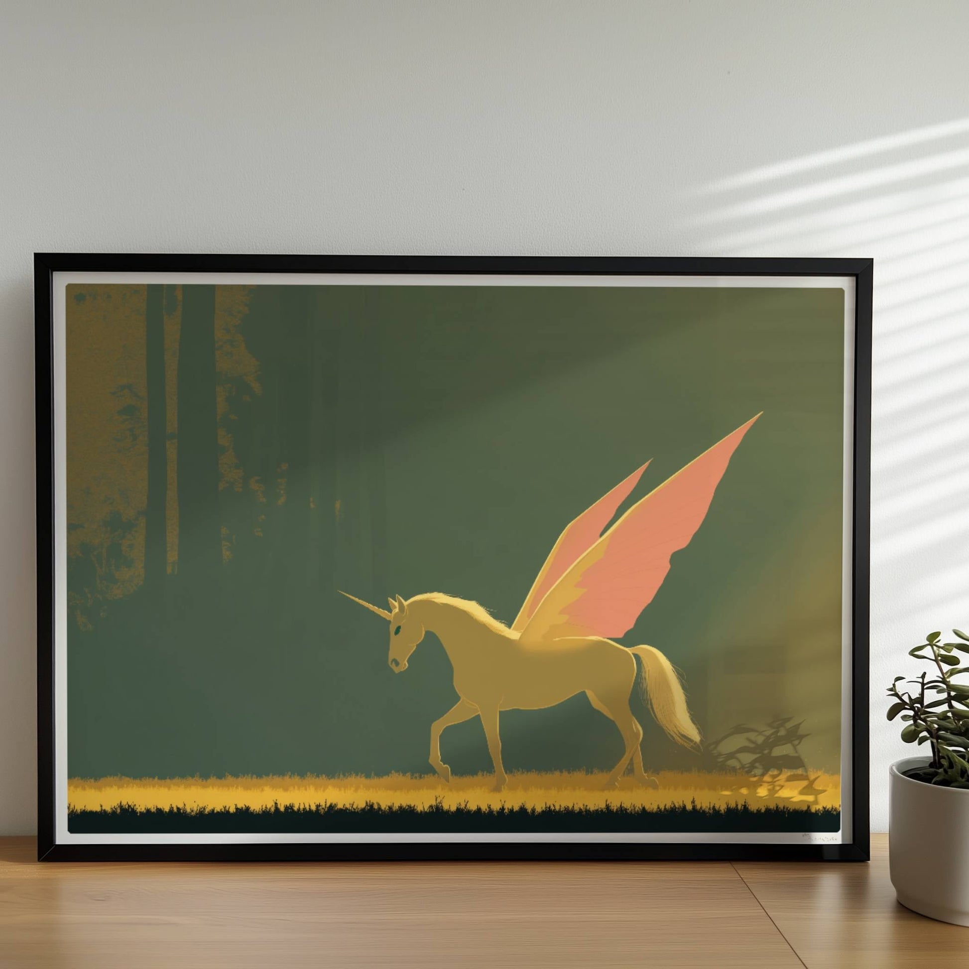Einhorn mit rosa Schmetterlingsflügeln galoppiert anmutig durch einen sonnigen, mystischen Wald.. Rahmen schwarz 70x50