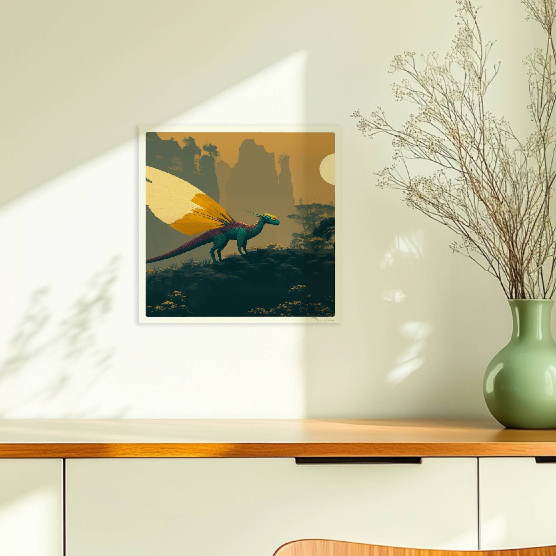 Fantasiedrache mit weißen und goldgelben Schmetterlingsflügeln steht auf einem Felsen vor nebeligen Bergen und Sonnenaufgang.. Ohne Rahmen 30x30