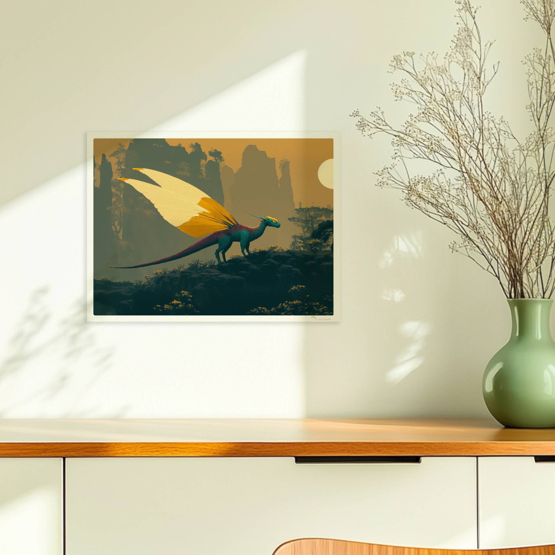 Fantasiedrache mit weißen und goldgelben Schmetterlingsflügeln steht auf einem Felsen vor nebeligen Bergen und Sonnenaufgang.. Ohne Rahmen 40x30