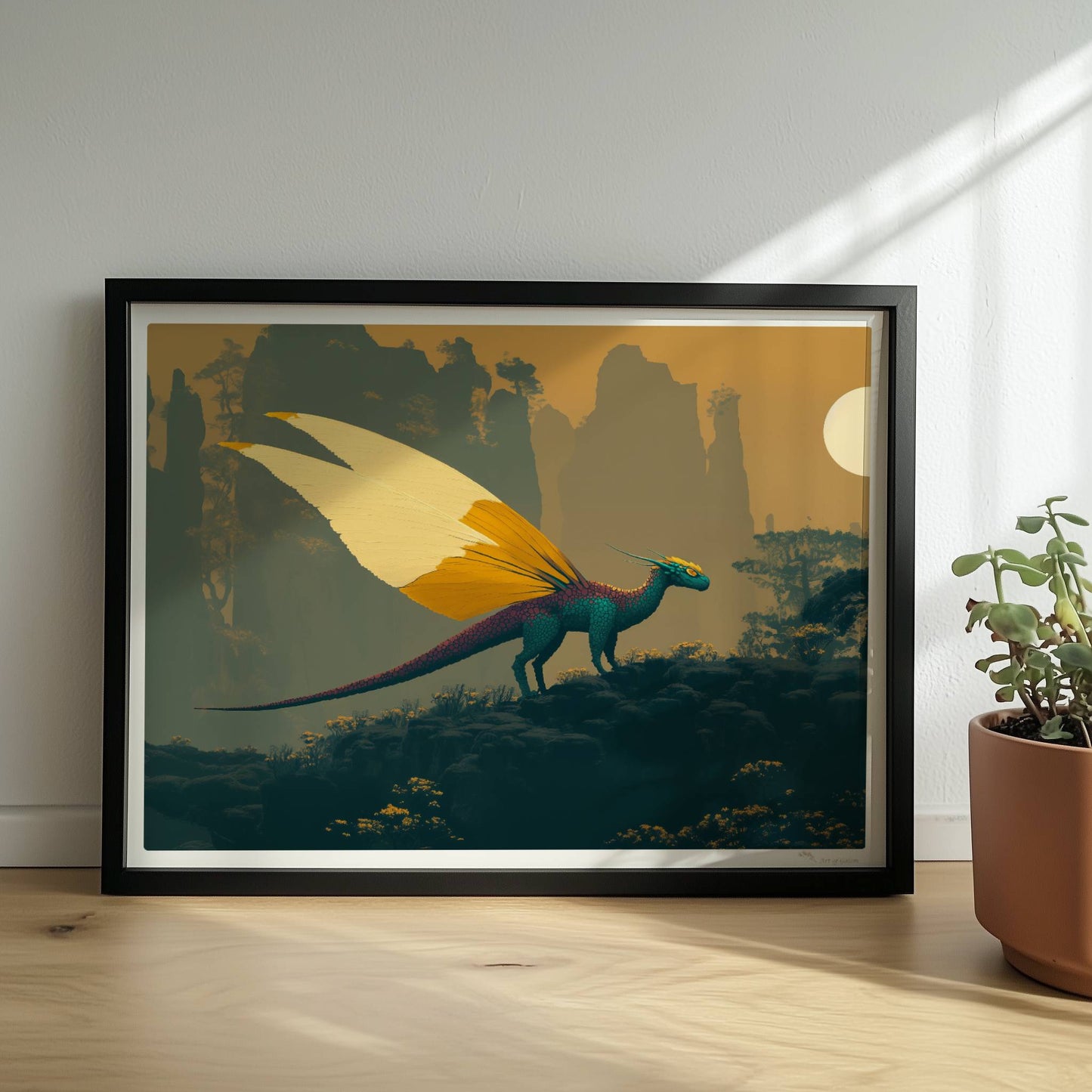 Fantasiedrache mit weißen und goldgelben Schmetterlingsflügeln steht auf einem Felsen vor nebeligen Bergen und Sonnenaufgang.. Rahmen schwarz 40x30