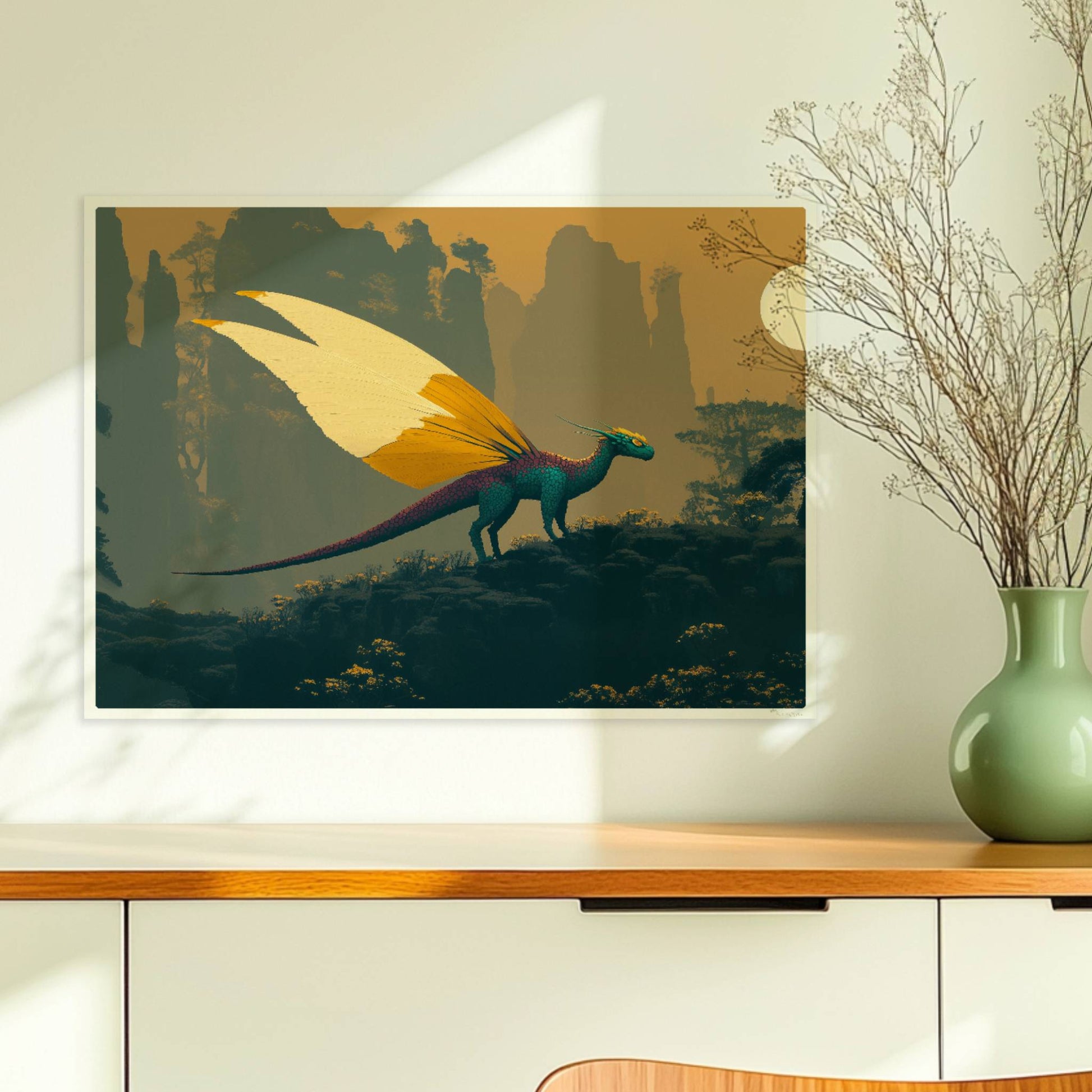 Fantasiedrache mit weißen und goldgelben Schmetterlingsflügeln steht auf einem Felsen vor nebeligen Bergen und Sonnenaufgang.. Ohne Rahmen 70x50