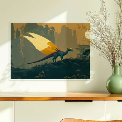 Fantasiedrache mit weißen und goldgelben Schmetterlingsflügeln steht auf einem Felsen vor nebeligen Bergen und Sonnenaufgang.. Ohne Rahmen 70x50