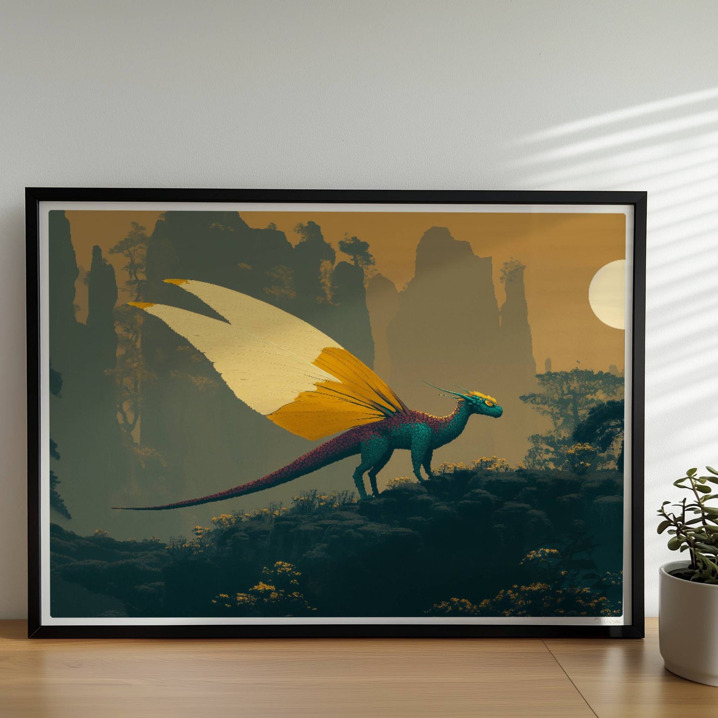 Fantasiedrache mit weißen und goldgelben Schmetterlingsflügeln steht auf einem Felsen vor nebeligen Bergen und Sonnenaufgang.. Rahmen schwarz 70x50