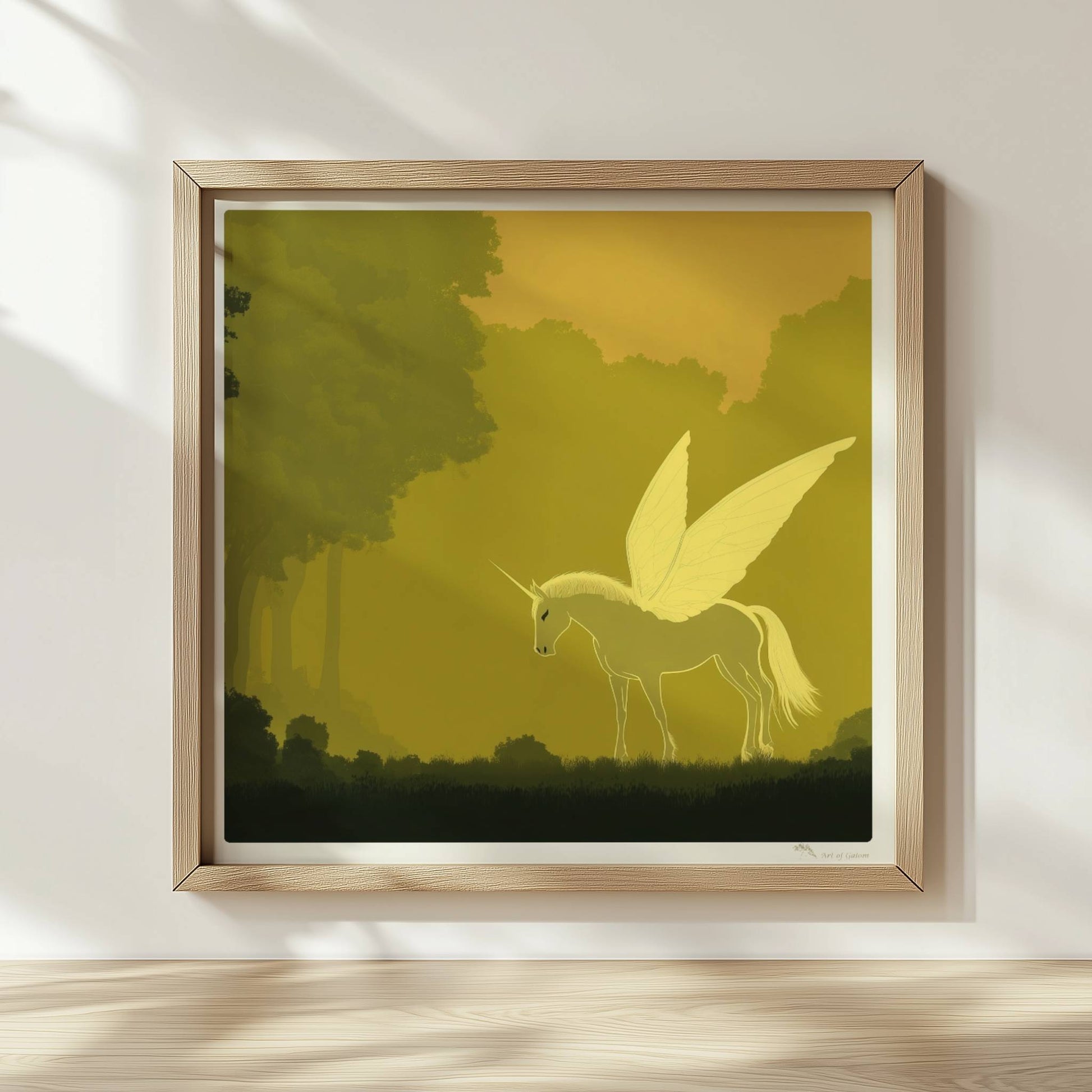 Weißes Einhorn mit zarten Schmetterlingsflügeln steht im goldenen Zauberwald im Morgenlicht.. Rahmen natur 30x30