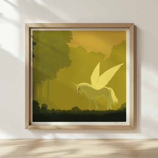 Weißes Einhorn mit zarten Schmetterlingsflügeln steht im goldenen Zauberwald im Morgenlicht.. Rahmen natur 30x30