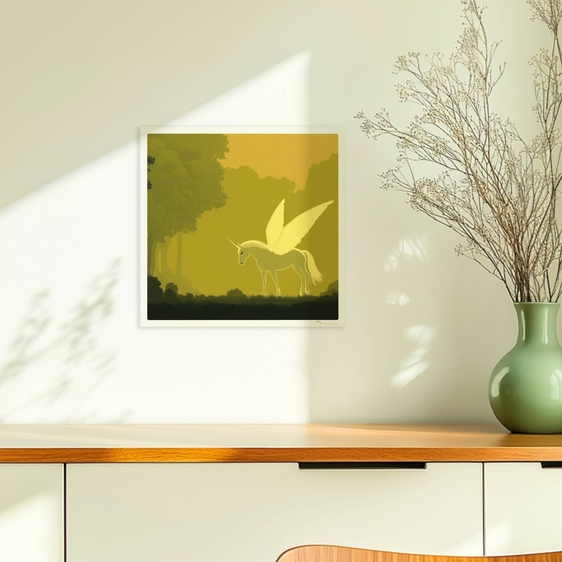 Weißes Einhorn mit zarten Schmetterlingsflügeln steht im goldenen Zauberwald im Morgenlicht.. Ohne Rahmen 30x30