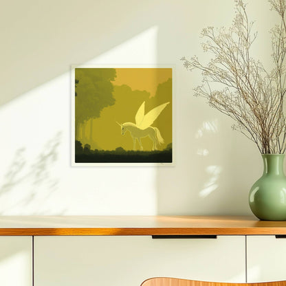 Weißes Einhorn mit zarten Schmetterlingsflügeln steht im goldenen Zauberwald im Morgenlicht.. Ohne Rahmen 30x30