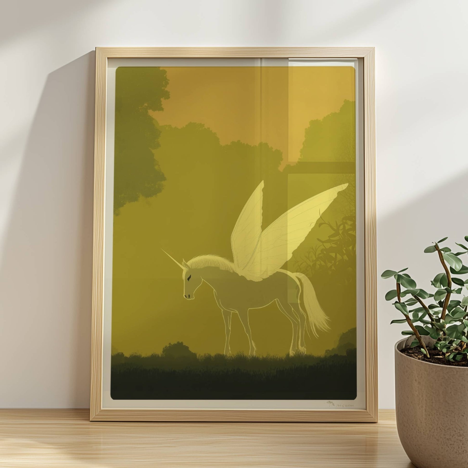 Weißes Einhorn mit zarten Schmetterlingsflügeln steht im goldenen Zauberwald im Morgenlicht.. Rahmen natur 30x40