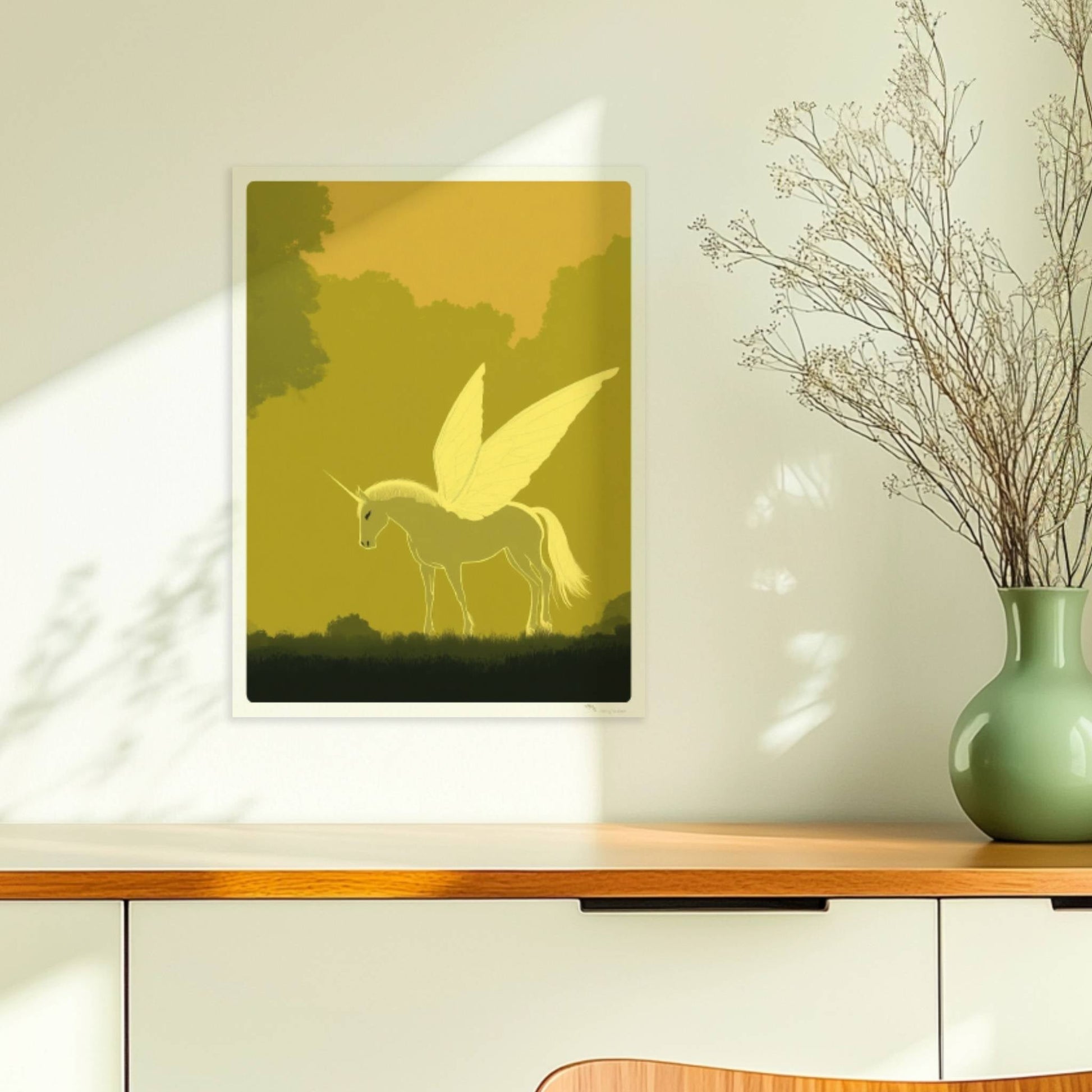 Weißes Einhorn mit zarten Schmetterlingsflügeln steht im goldenen Zauberwald im Morgenlicht.. Ohne Rahmen 30x40