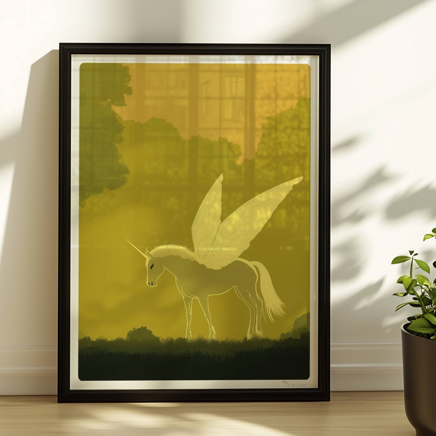 Weißes Einhorn mit zarten Schmetterlingsflügeln steht im goldenen Zauberwald im Morgenlicht.. Rahmen schwarz 30x40