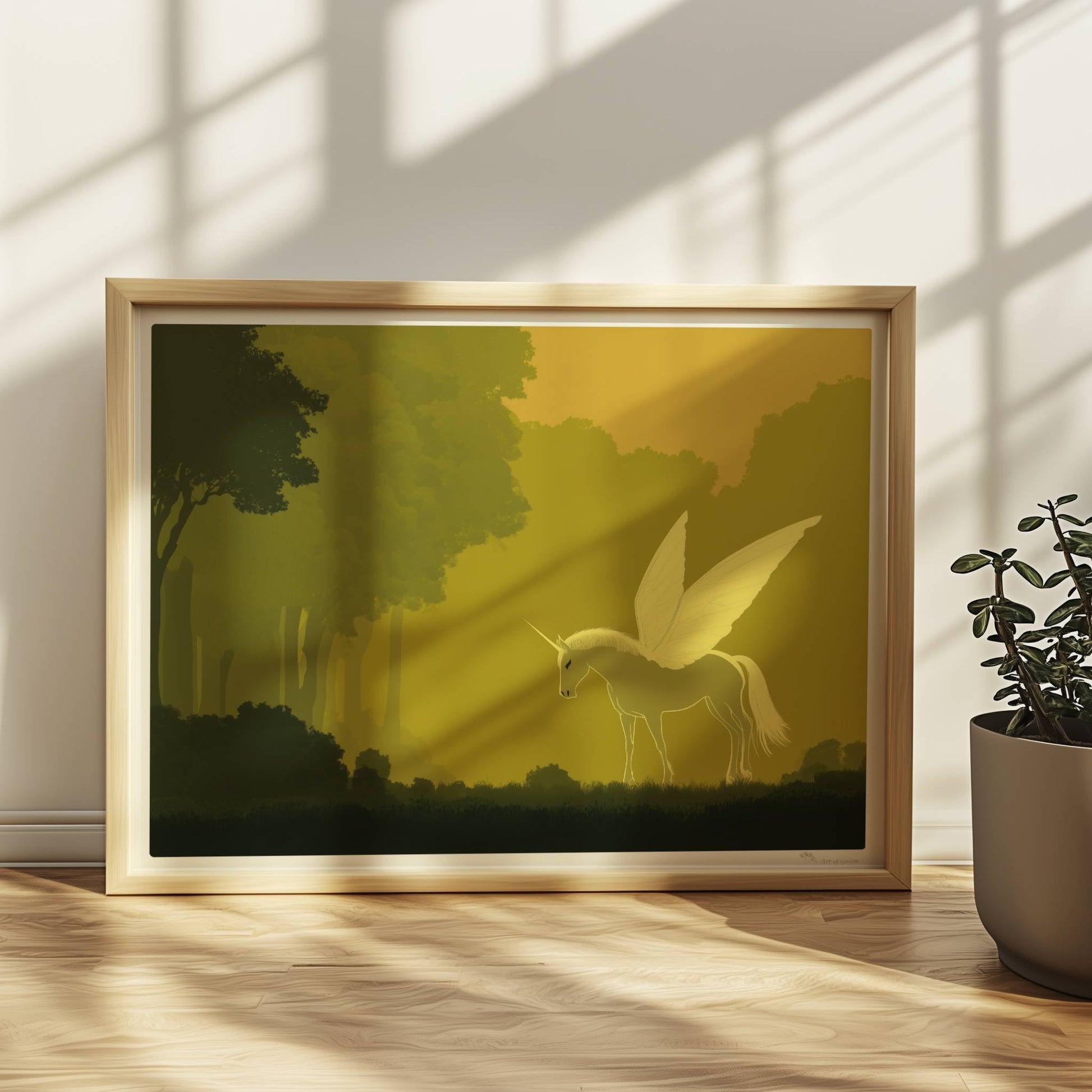 Weißes Einhorn mit zarten Schmetterlingsflügeln steht im goldenen Zauberwald im Morgenlicht.. Rahmen natur 40x30