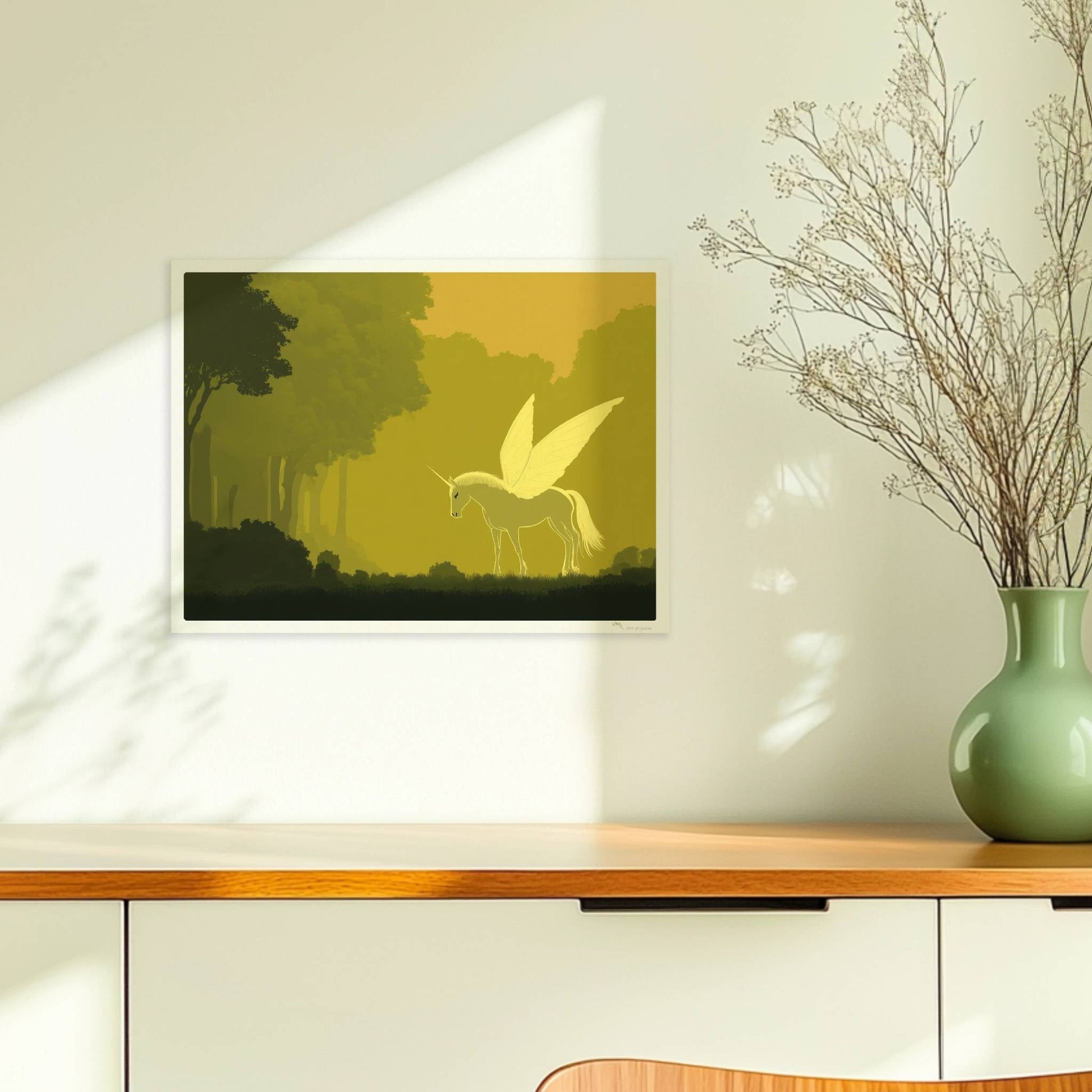 Weißes Einhorn mit zarten Schmetterlingsflügeln steht im goldenen Zauberwald im Morgenlicht.. Ohne Rahmen 40x30