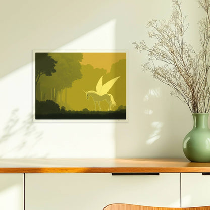 Weißes Einhorn mit zarten Schmetterlingsflügeln steht im goldenen Zauberwald im Morgenlicht.. Ohne Rahmen 40x30