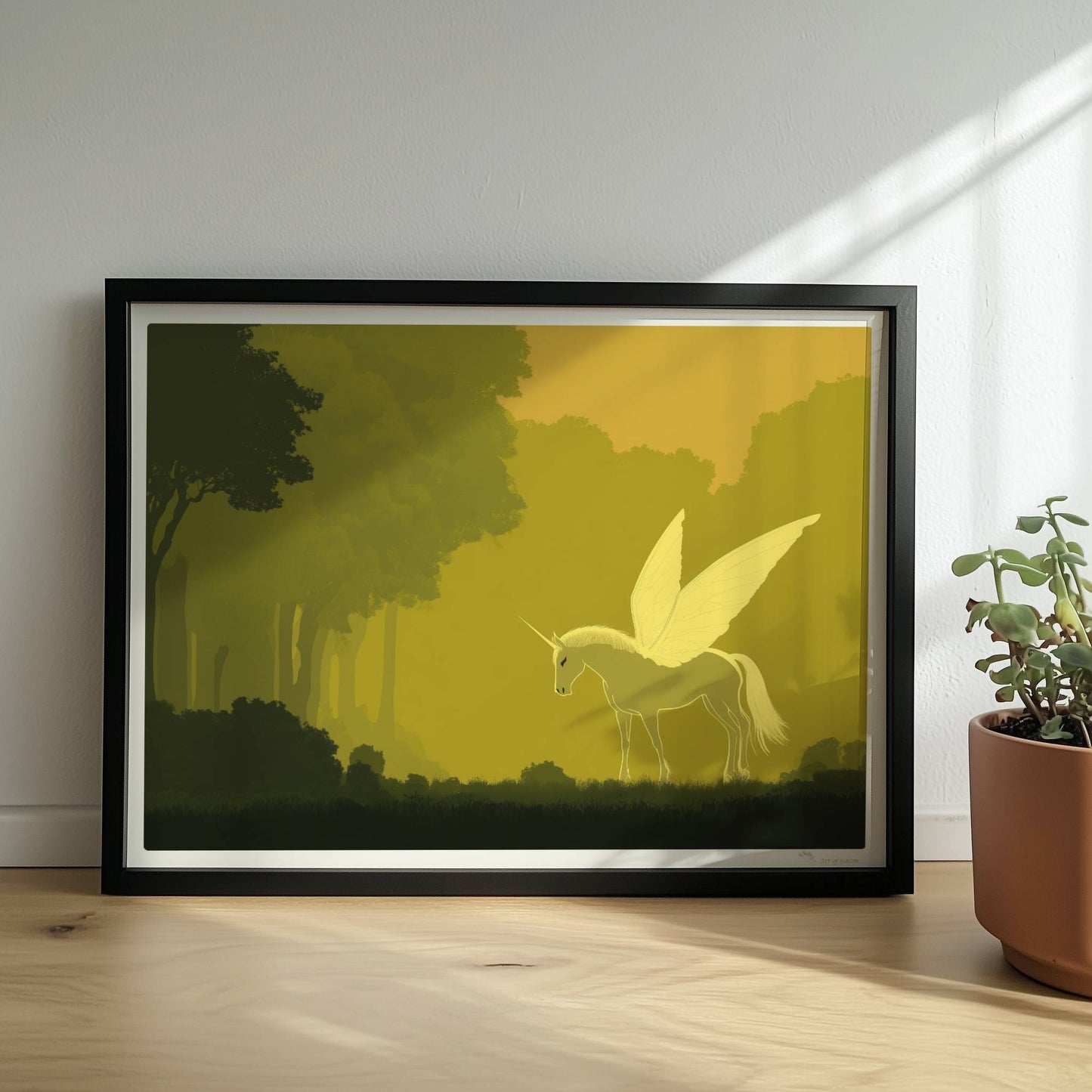 Weißes Einhorn mit zarten Schmetterlingsflügeln steht im goldenen Zauberwald im Morgenlicht.. Rahmen schwarz 40x30