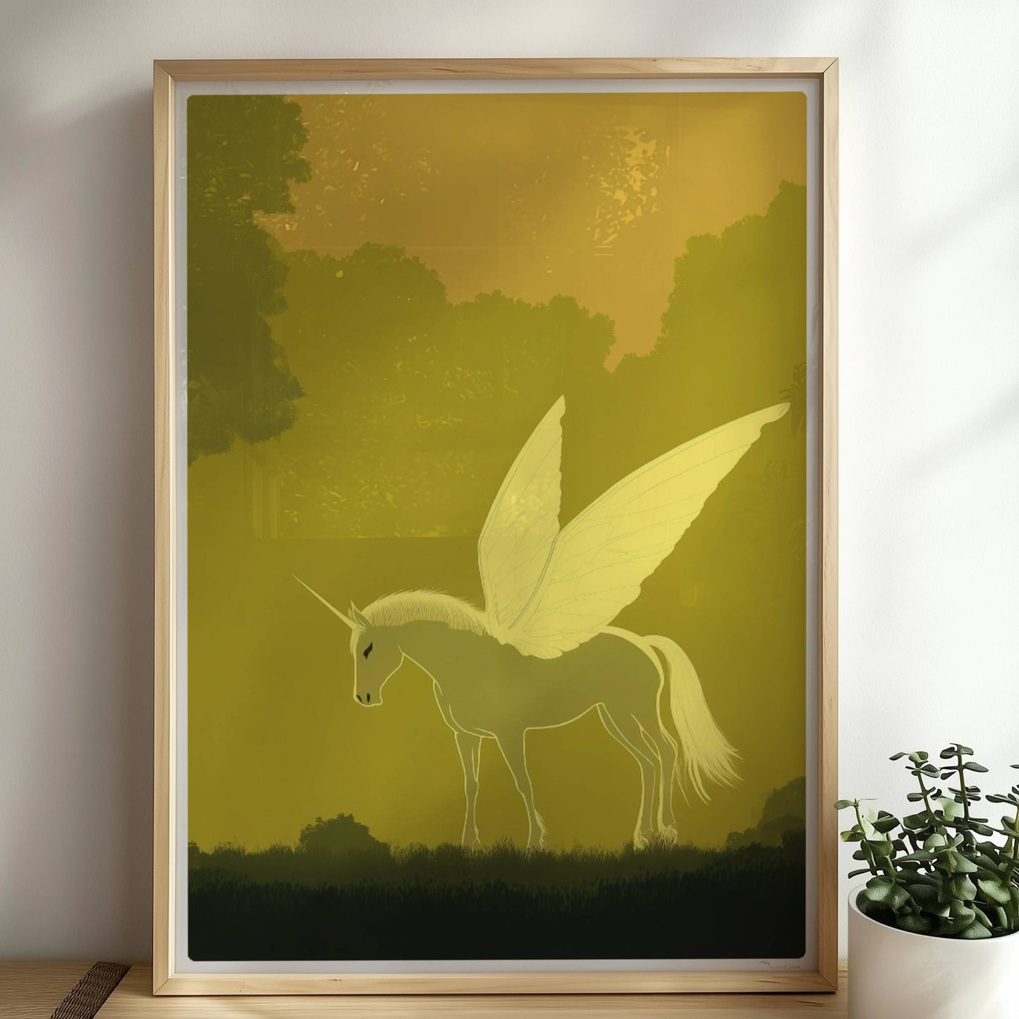 Weißes Einhorn mit zarten Schmetterlingsflügeln steht im goldenen Zauberwald im Morgenlicht.. Rahmen natur 50x70