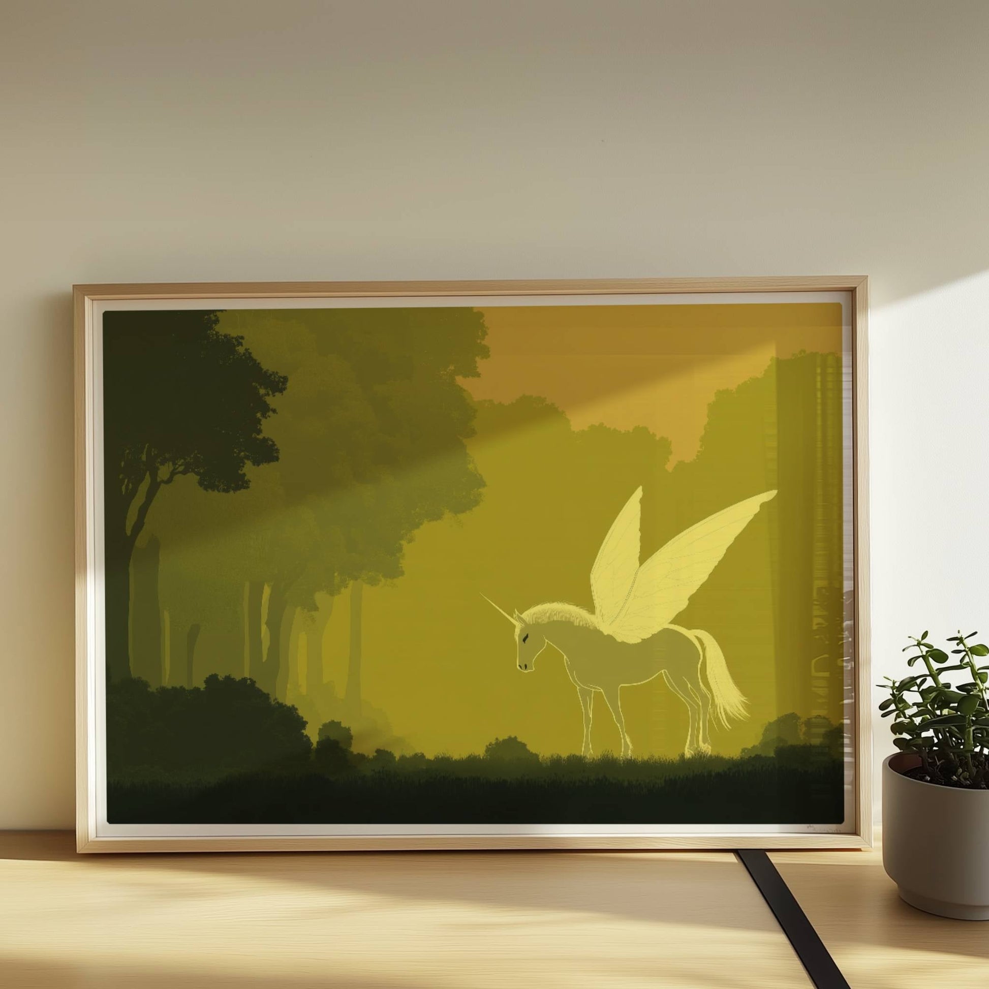 Weißes Einhorn mit zarten Schmetterlingsflügeln steht im goldenen Zauberwald im Morgenlicht.. Rahmen natur 70x50