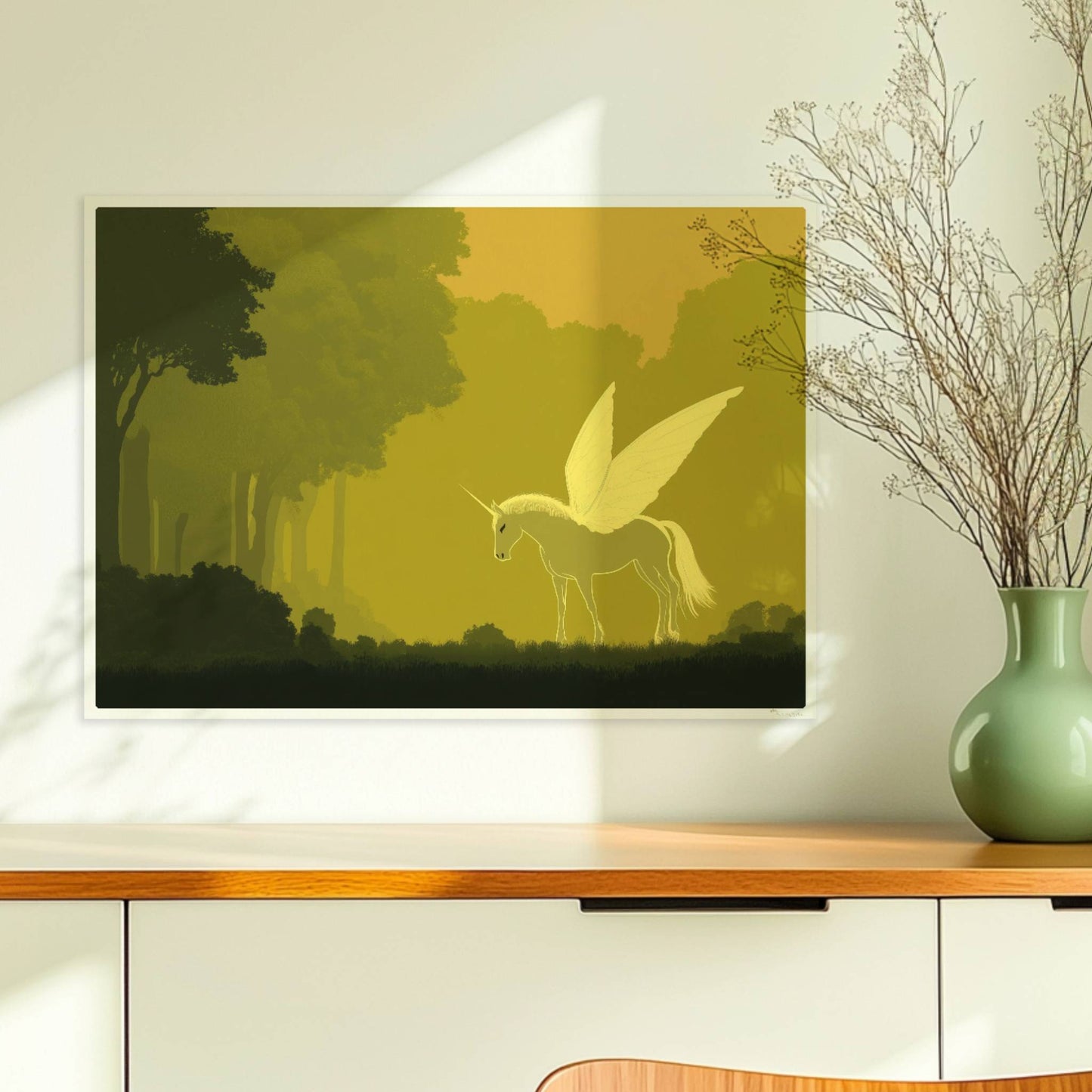 Weißes Einhorn mit zarten Schmetterlingsflügeln steht im goldenen Zauberwald im Morgenlicht.. Ohne Rahmen 70x50