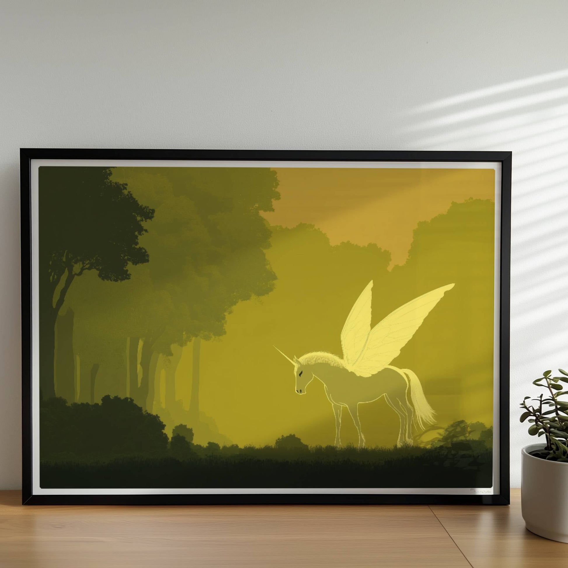 Weißes Einhorn mit zarten Schmetterlingsflügeln steht im goldenen Zauberwald im Morgenlicht.. Rahmen schwarz 70x50