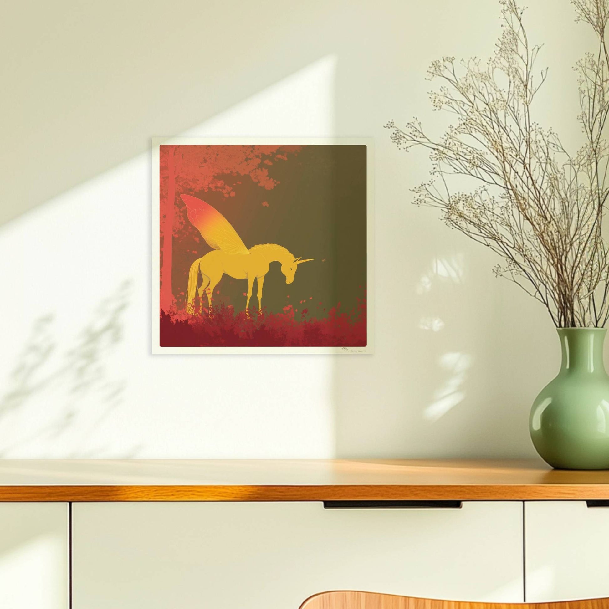 Goldenes Einhorn mit feenhaften Schmetterlingsflügeln steht im roten Märchenwald bei Sonnenaufgang.. Ohne Rahmen 30x30