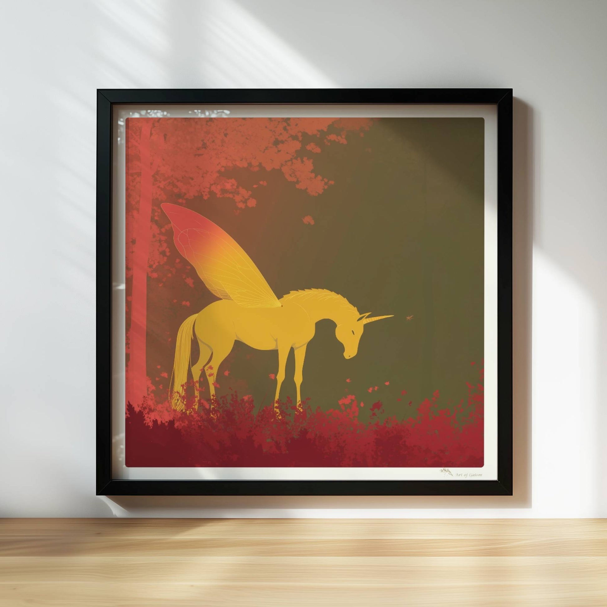 Goldenes Einhorn mit feenhaften Schmetterlingsflügeln steht im roten Märchenwald bei Sonnenaufgang.. Rahmen schwarz 30x30