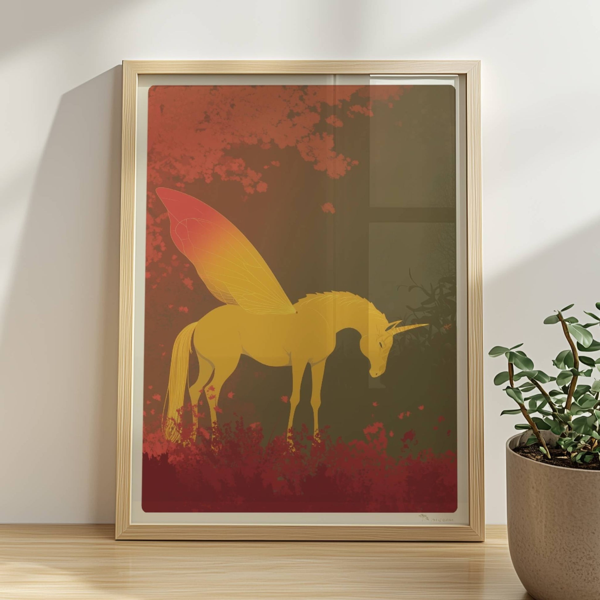 Goldenes Einhorn mit feenhaften Schmetterlingsflügeln steht im roten Märchenwald bei Sonnenaufgang.. Rahmen natur 30x40