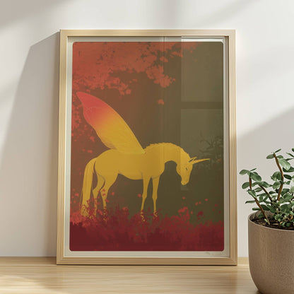 Goldenes Einhorn mit feenhaften Schmetterlingsflügeln steht im roten Märchenwald bei Sonnenaufgang.. Rahmen natur 30x40