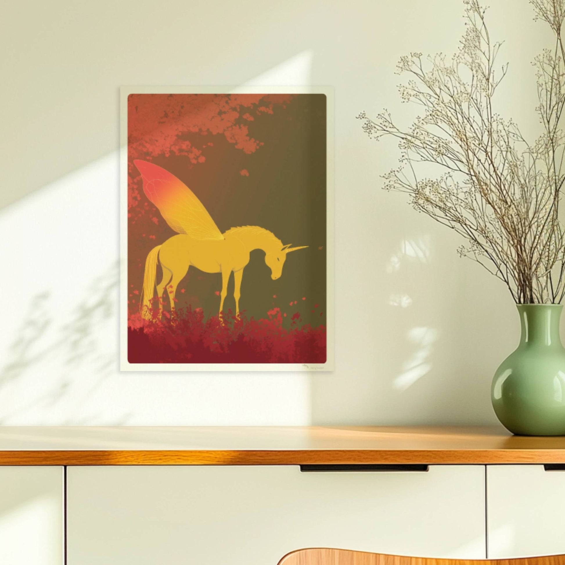 Goldenes Einhorn mit feenhaften Schmetterlingsflügeln steht im roten Märchenwald bei Sonnenaufgang.. Ohne Rahmen 30x40