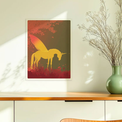 Goldenes Einhorn mit feenhaften Schmetterlingsflügeln steht im roten Märchenwald bei Sonnenaufgang.. Ohne Rahmen 30x40
