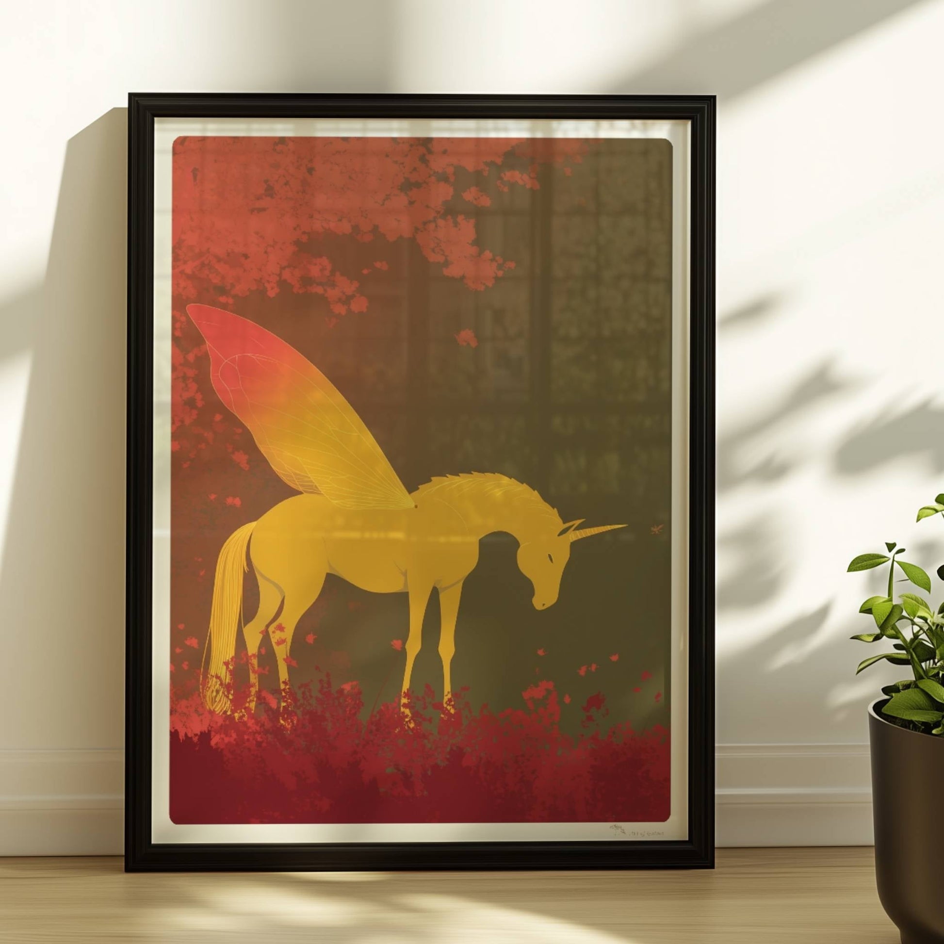 Goldenes Einhorn mit feenhaften Schmetterlingsflügeln steht im roten Märchenwald bei Sonnenaufgang.. Rahmen schwarz 30x40