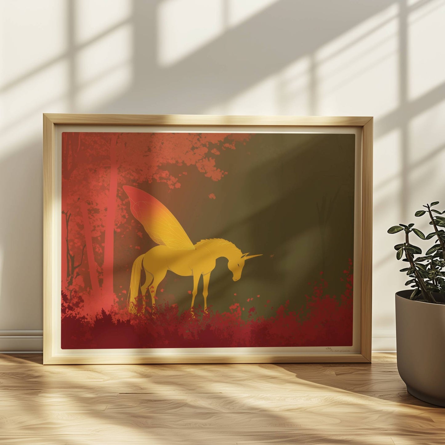 Goldenes Einhorn mit feenhaften Schmetterlingsflügeln steht im roten Märchenwald bei Sonnenaufgang.. Rahmen natur 40x30