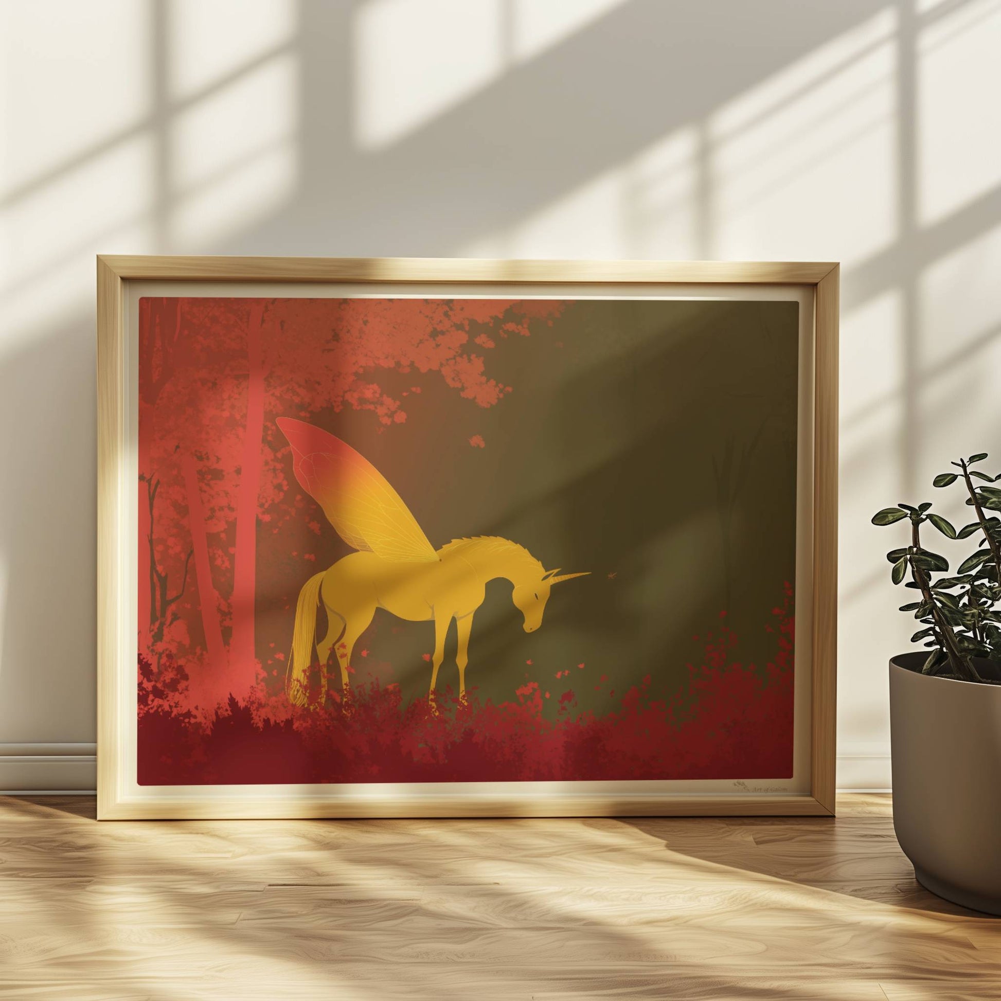 Goldenes Einhorn mit feenhaften Schmetterlingsflügeln steht im roten Märchenwald bei Sonnenaufgang.. Rahmen natur 40x30