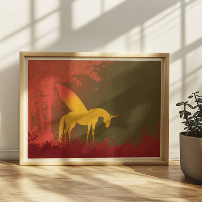 Goldenes Einhorn mit feenhaften Schmetterlingsflügeln steht im roten Märchenwald bei Sonnenaufgang.. Rahmen natur 40x30