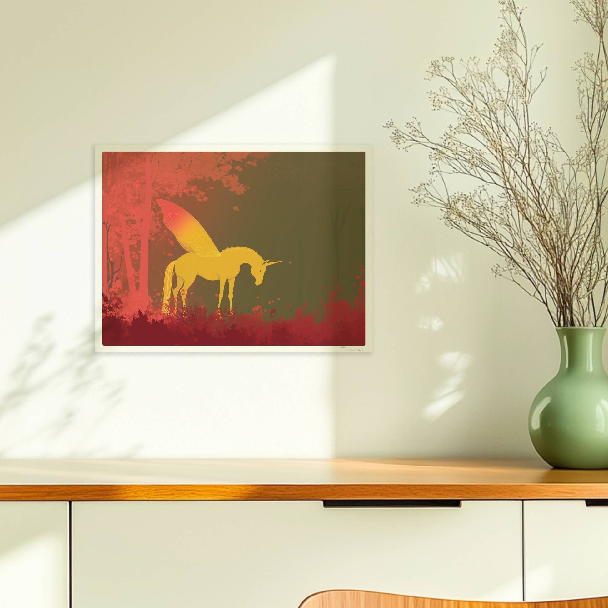 Goldenes Einhorn mit feenhaften Schmetterlingsflügeln steht im roten Märchenwald bei Sonnenaufgang.. Ohne Rahmen 40x30