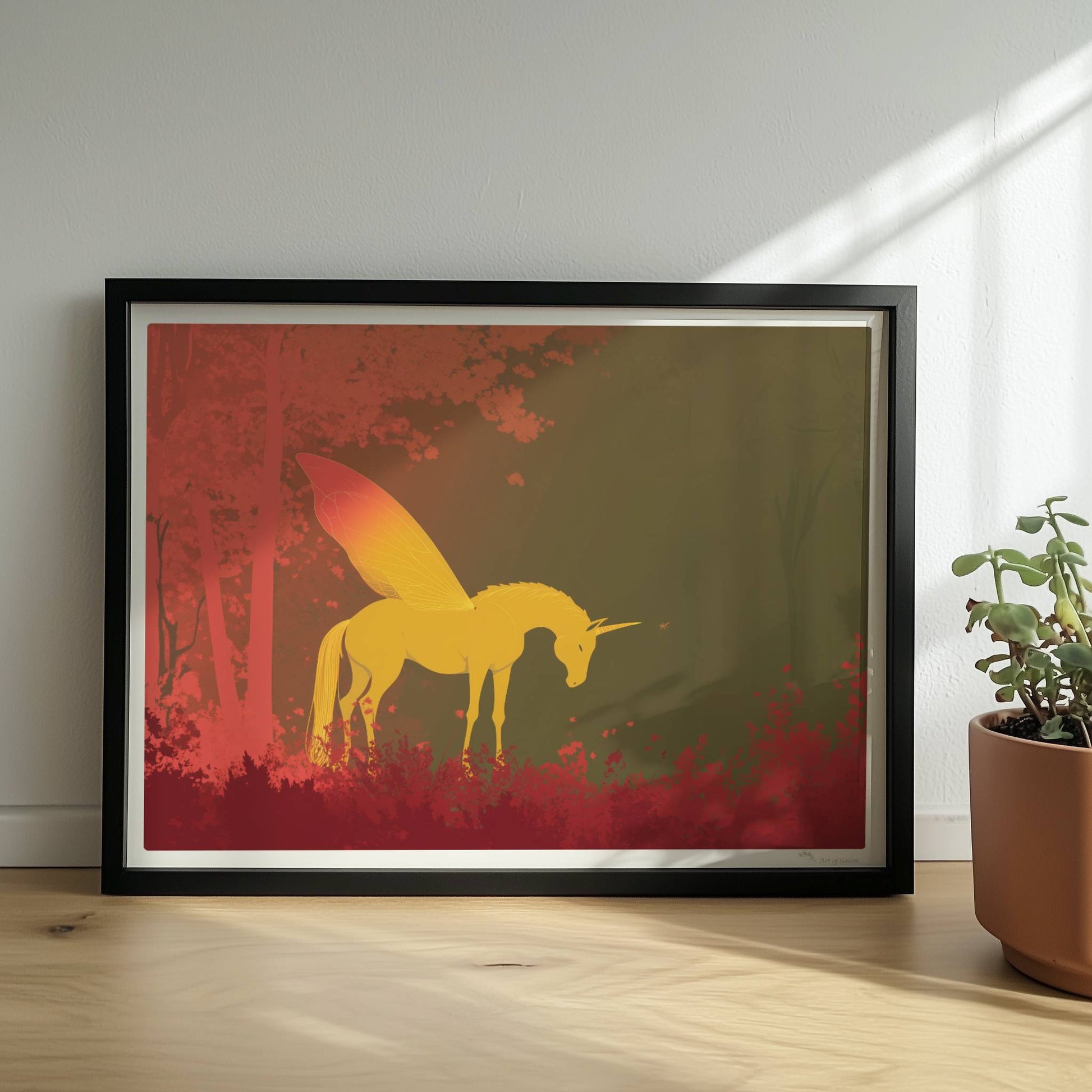 Goldenes Einhorn mit feenhaften Schmetterlingsflügeln steht im roten Märchenwald bei Sonnenaufgang.. Rahmen schwarz 40x30