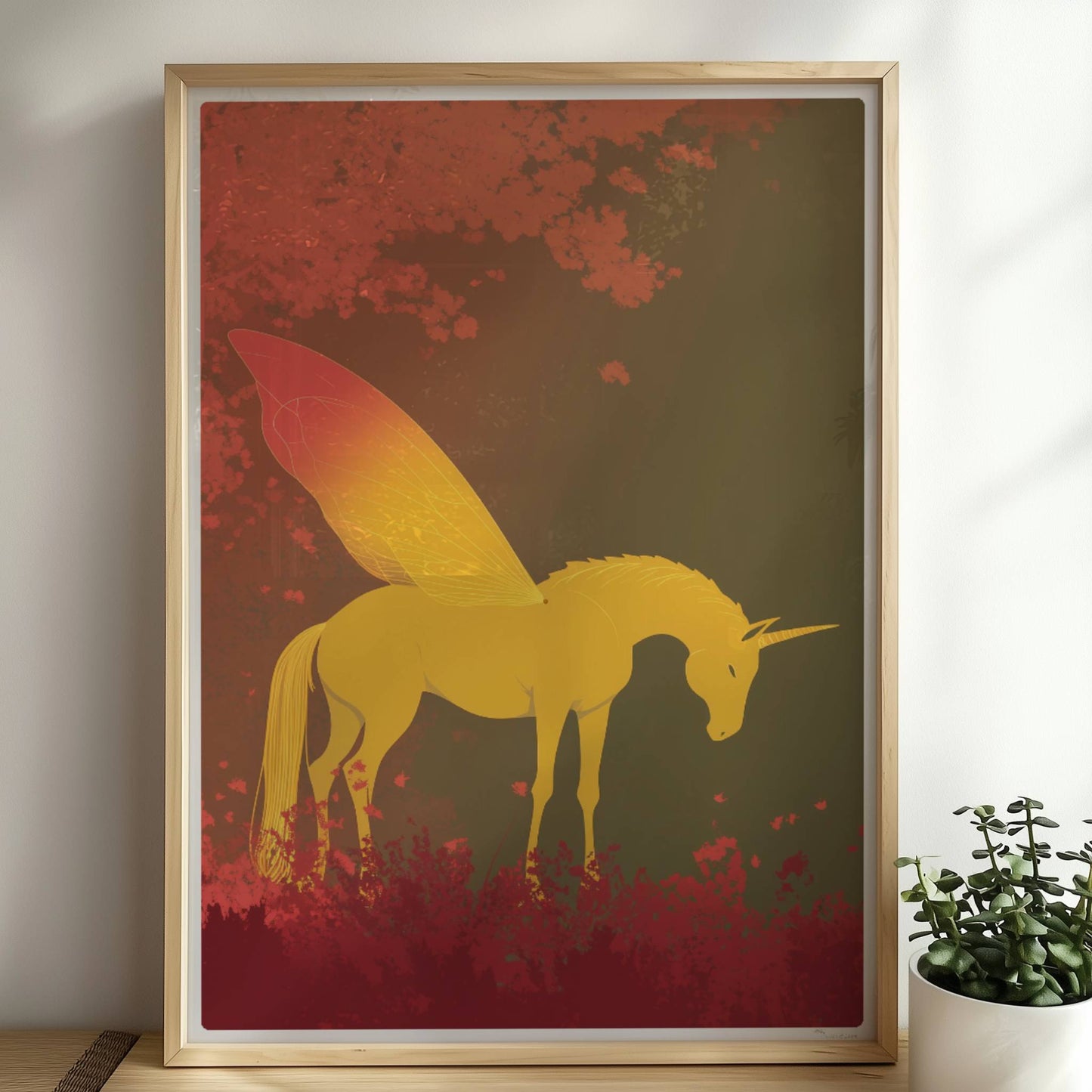 Goldenes Einhorn mit feenhaften Schmetterlingsflügeln steht im roten Märchenwald bei Sonnenaufgang.. Rahmen natur 50x70