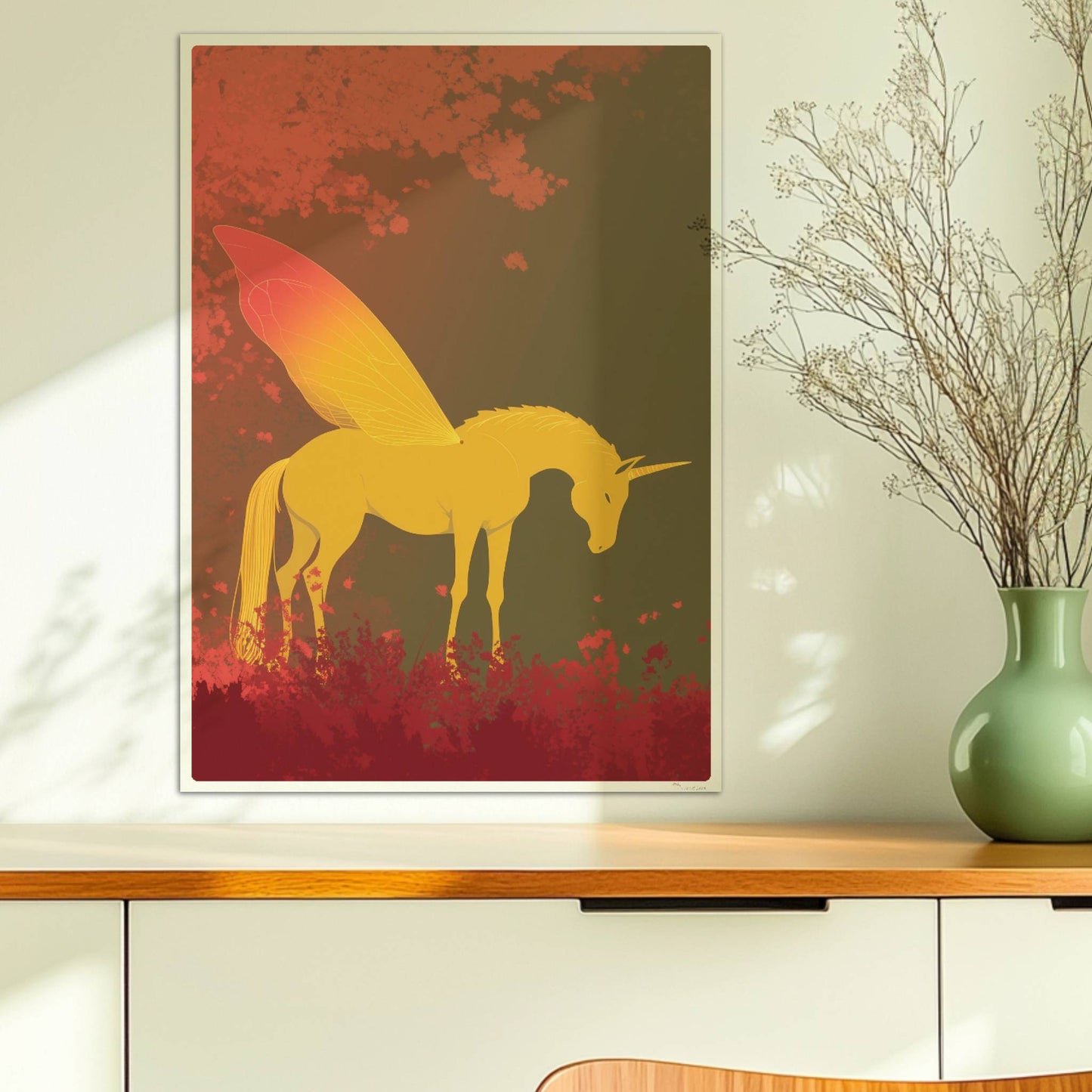 Goldenes Einhorn mit feenhaften Schmetterlingsflügeln steht im roten Märchenwald bei Sonnenaufgang.. Ohne Rahmen 50x70