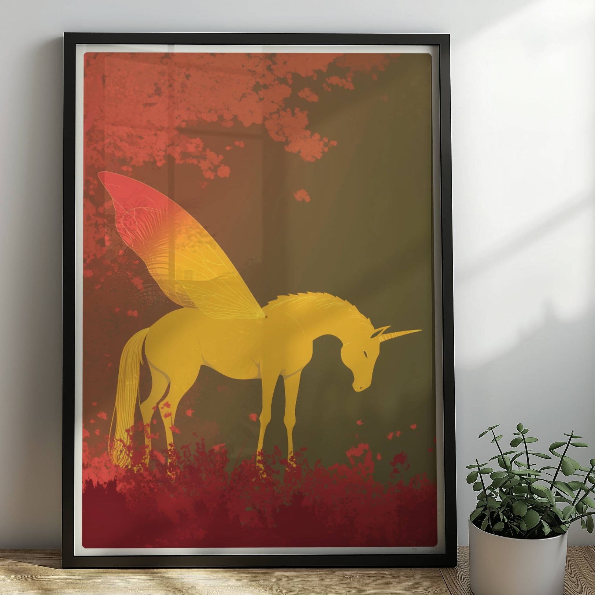 Goldenes Einhorn mit feenhaften Schmetterlingsflügeln steht im roten Märchenwald bei Sonnenaufgang.. Rahmen schwarz 50x70