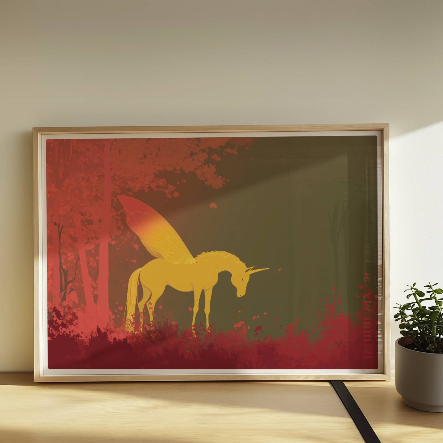 Goldenes Einhorn mit feenhaften Schmetterlingsflügeln steht im roten Märchenwald bei Sonnenaufgang.. Rahmen natur 70x50
