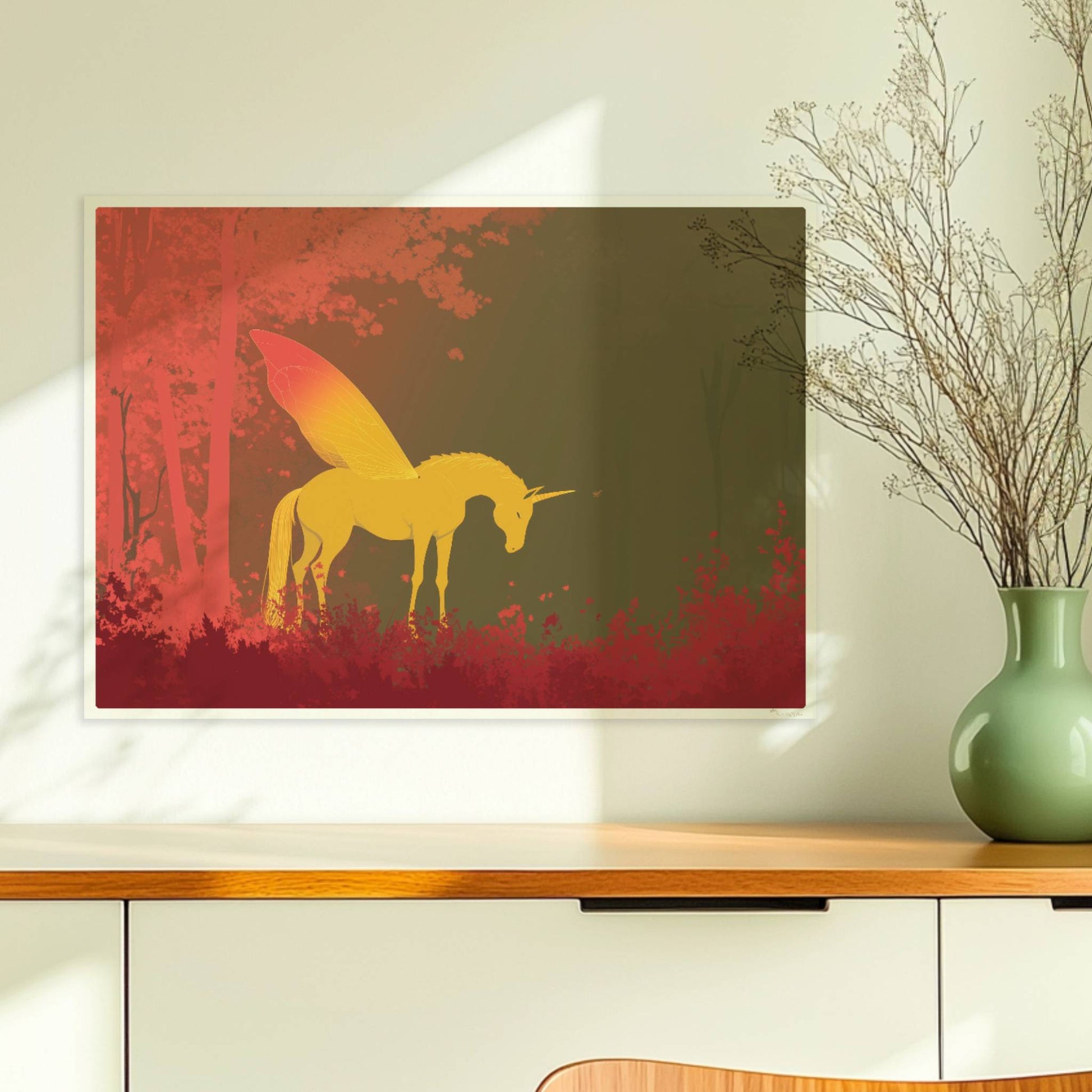 Goldenes Einhorn mit feenhaften Schmetterlingsflügeln steht im roten Märchenwald bei Sonnenaufgang.. Ohne Rahmen 70x50