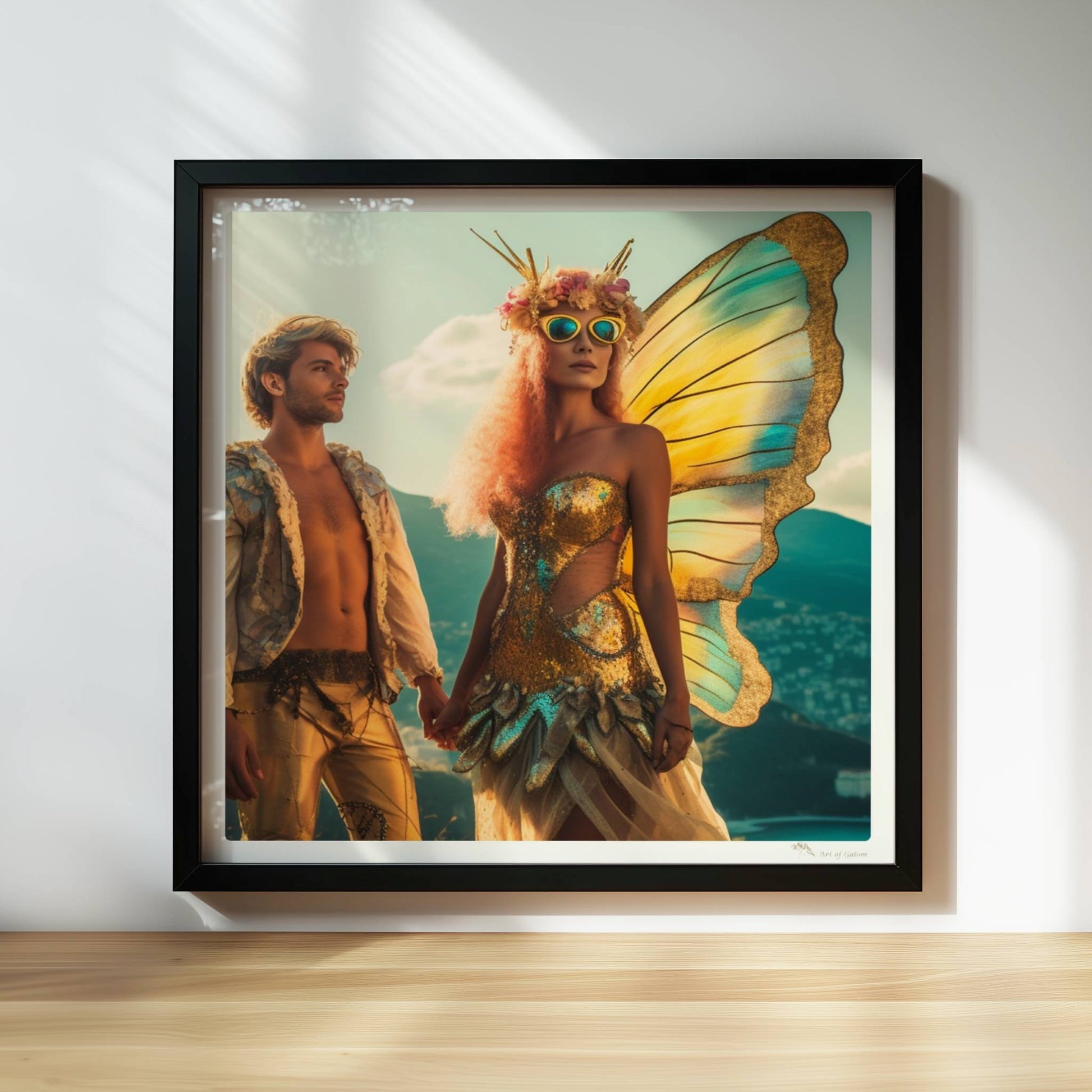 Ein Paar in fantasievollen Schmetterlingskostümen mit funkelnden Flügeln, stehend Hand in Hand auf einem Festival mit Aussicht auf die Berge und Stadt.. Rahmen schwarz 30x30