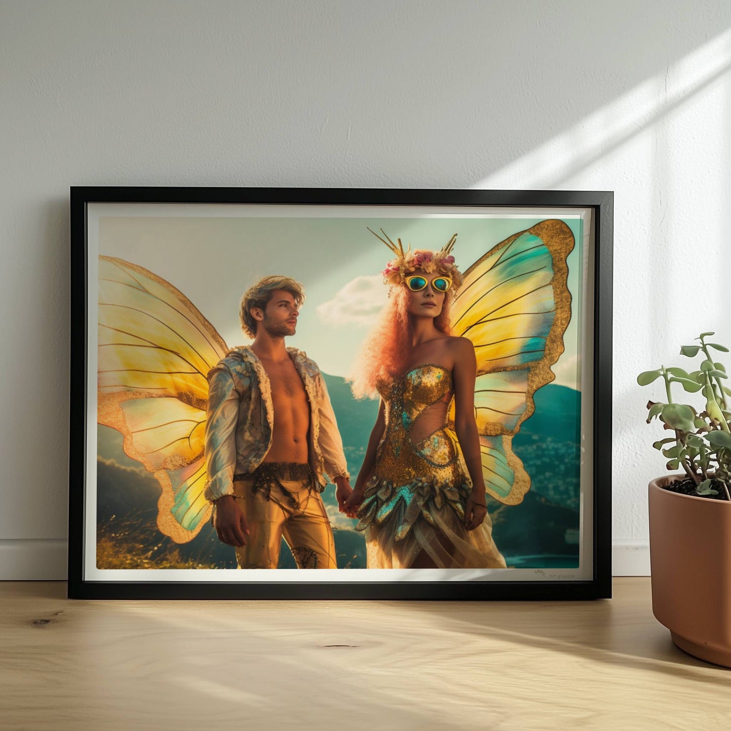 Ein Paar in fantasievollen Schmetterlingskostümen mit funkelnden Flügeln, stehend Hand in Hand auf einem Festival mit Aussicht auf die Berge und Stadt.. Rahmen schwarz 40x30
