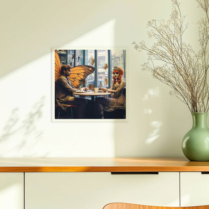 Fantasiehaftes Paar mit großen orangefarbenen Schmetterlingsflügeln sitzt in einem stilvollen Café am Fenster, genießt Kaffee.. Ohne Rahmen 30x30