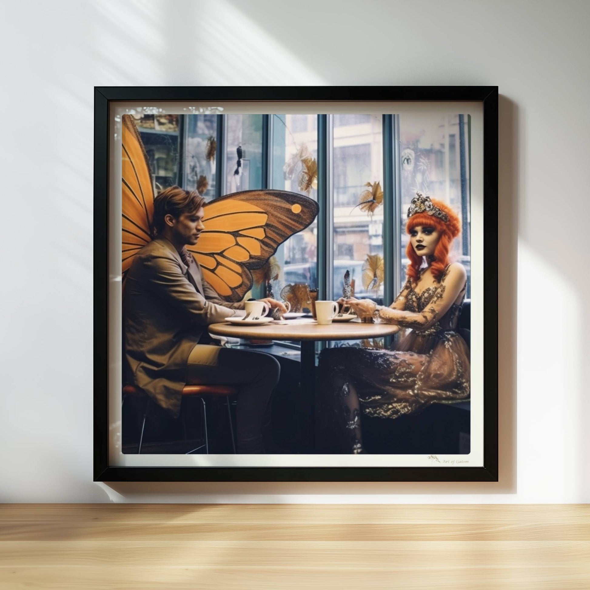 Fantasiehaftes Paar mit großen orangefarbenen Schmetterlingsflügeln sitzt in einem stilvollen Café am Fenster, genießt Kaffee.. Rahmen schwarz 30x30