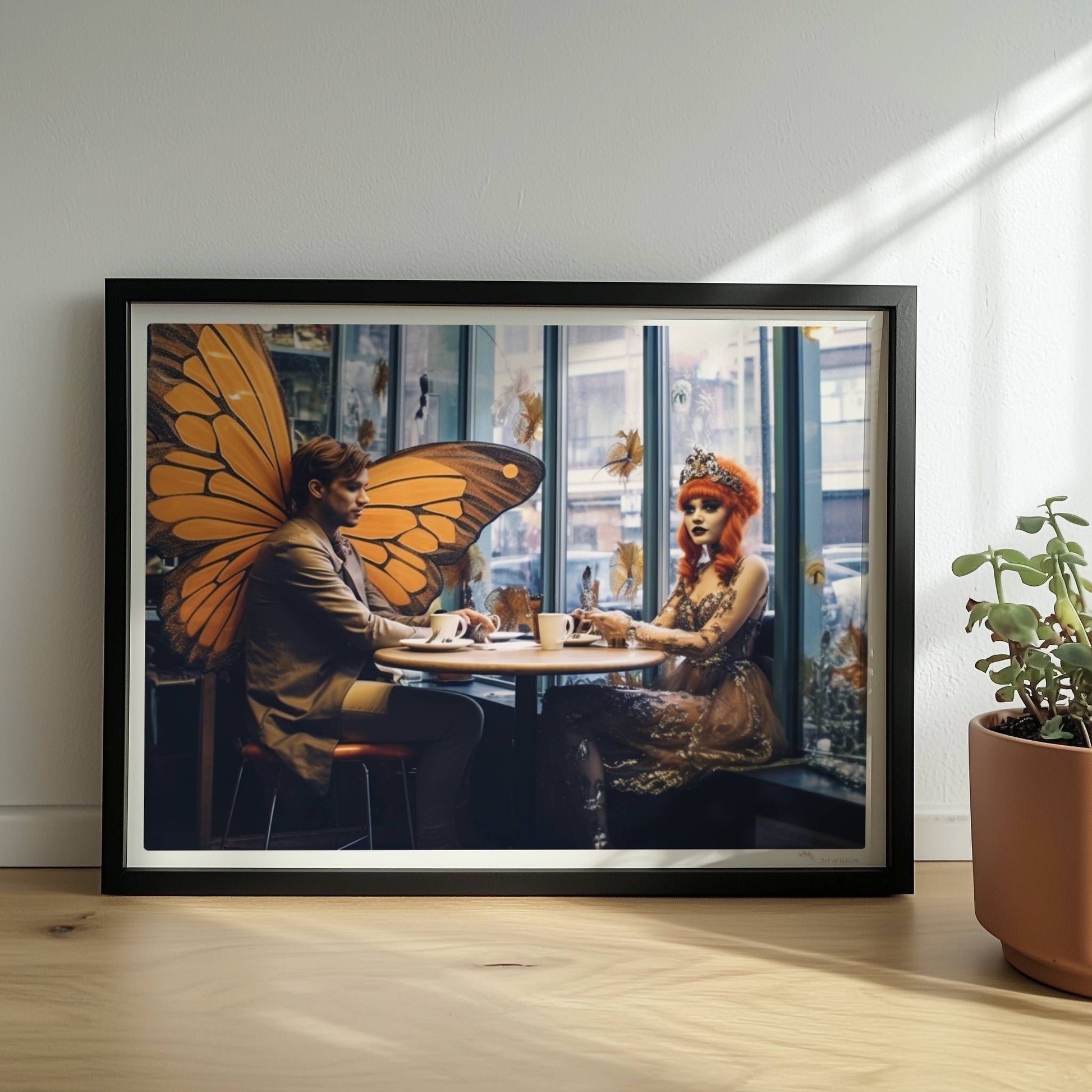 Fantasiehaftes Paar mit großen orangefarbenen Schmetterlingsflügeln sitzt in einem stilvollen Café am Fenster, genießt Kaffee.. Rahmen schwarz 40x30