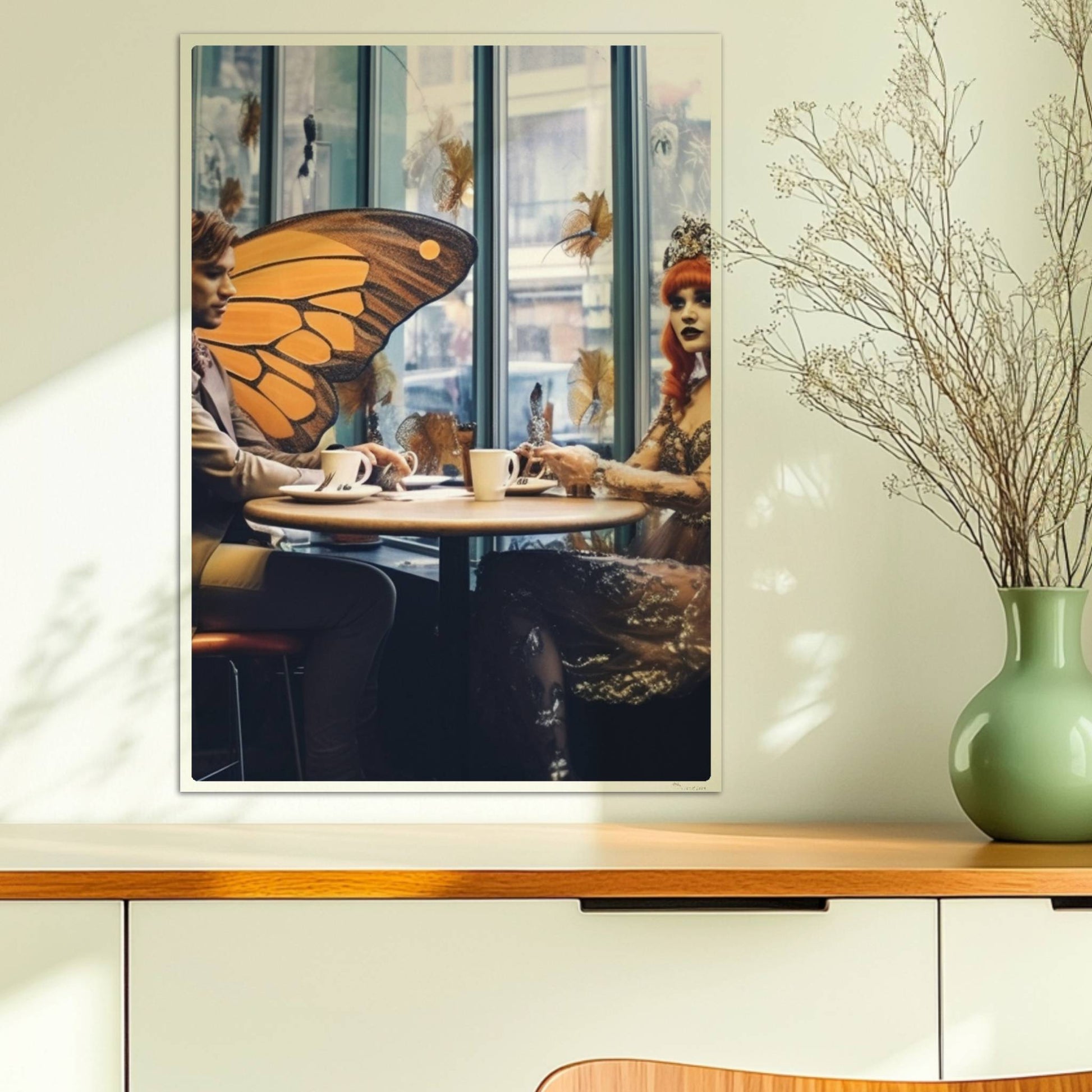 Fantasiehaftes Paar mit großen orangefarbenen Schmetterlingsflügeln sitzt in einem stilvollen Café am Fenster, genießt Kaffee.. Ohne Rahmen 50x70