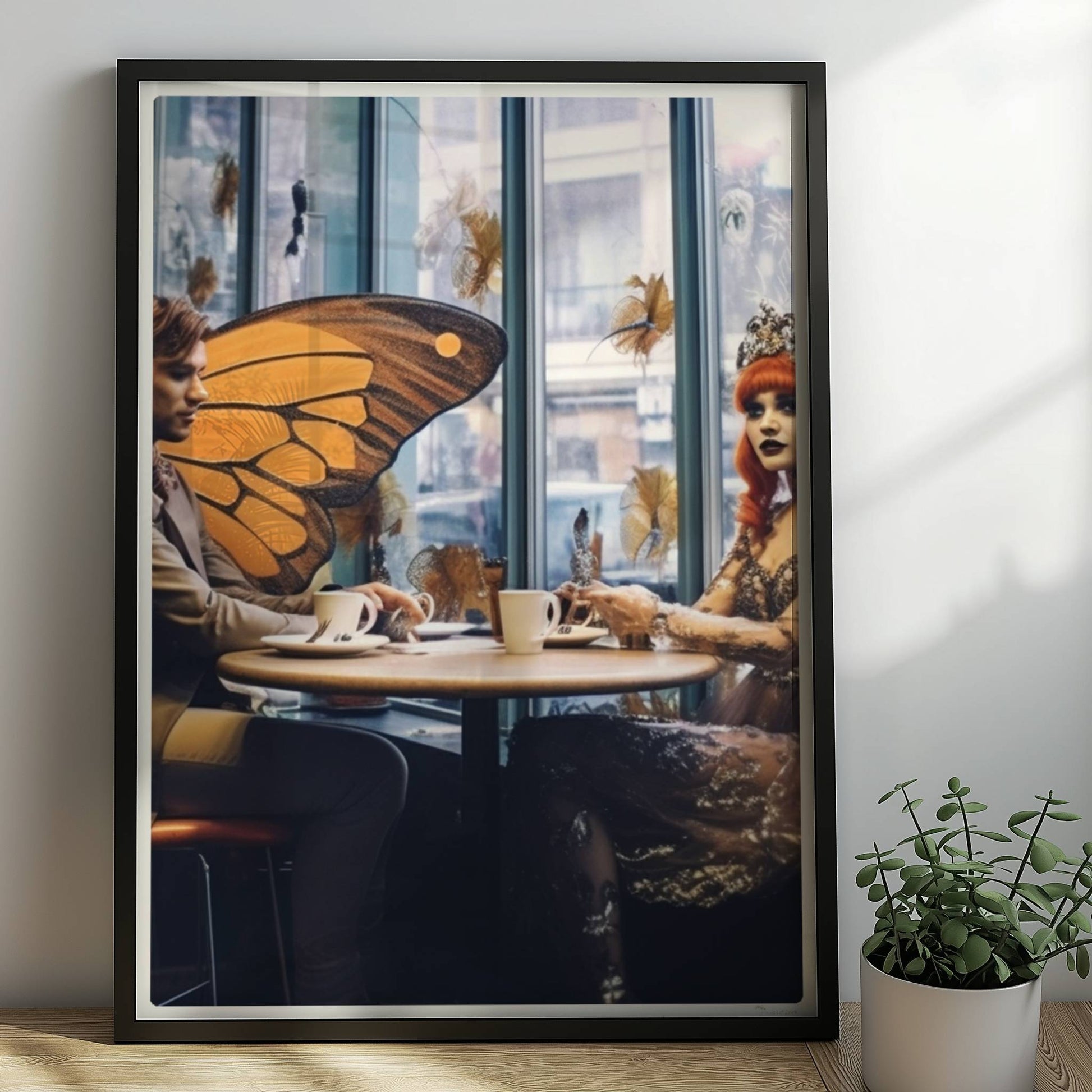 Fantasiehaftes Paar mit großen orangefarbenen Schmetterlingsflügeln sitzt in einem stilvollen Café am Fenster, genießt Kaffee.. Rahmen schwarz 50x70