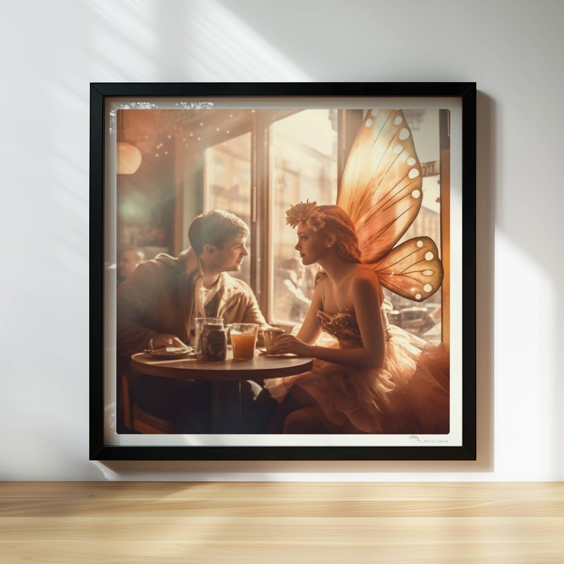 Ein verliebtes Paar sitzt in einem stimmungsvollen Café, die Frau trägt ein Feenkostüm mit großen, leuchtenden Schmetterlingsflügeln, romantische Lichtstimmung.. Rahmen schwarz 30x30
